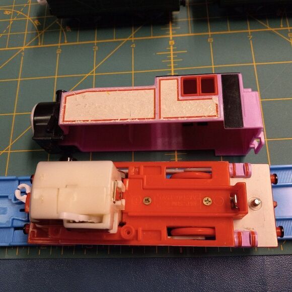 Track Master Engine Rosie and Green Balloon trucks - Picture 9 of 9